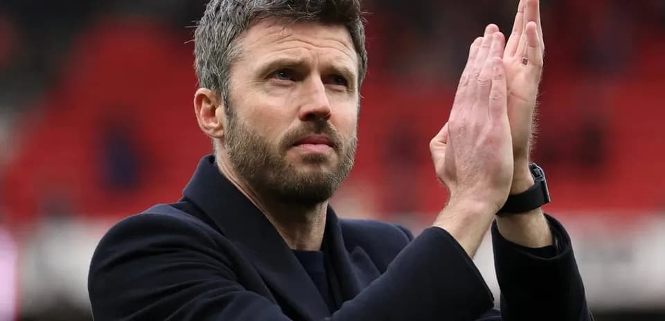 Entraîneur applaudissant après un match au stade