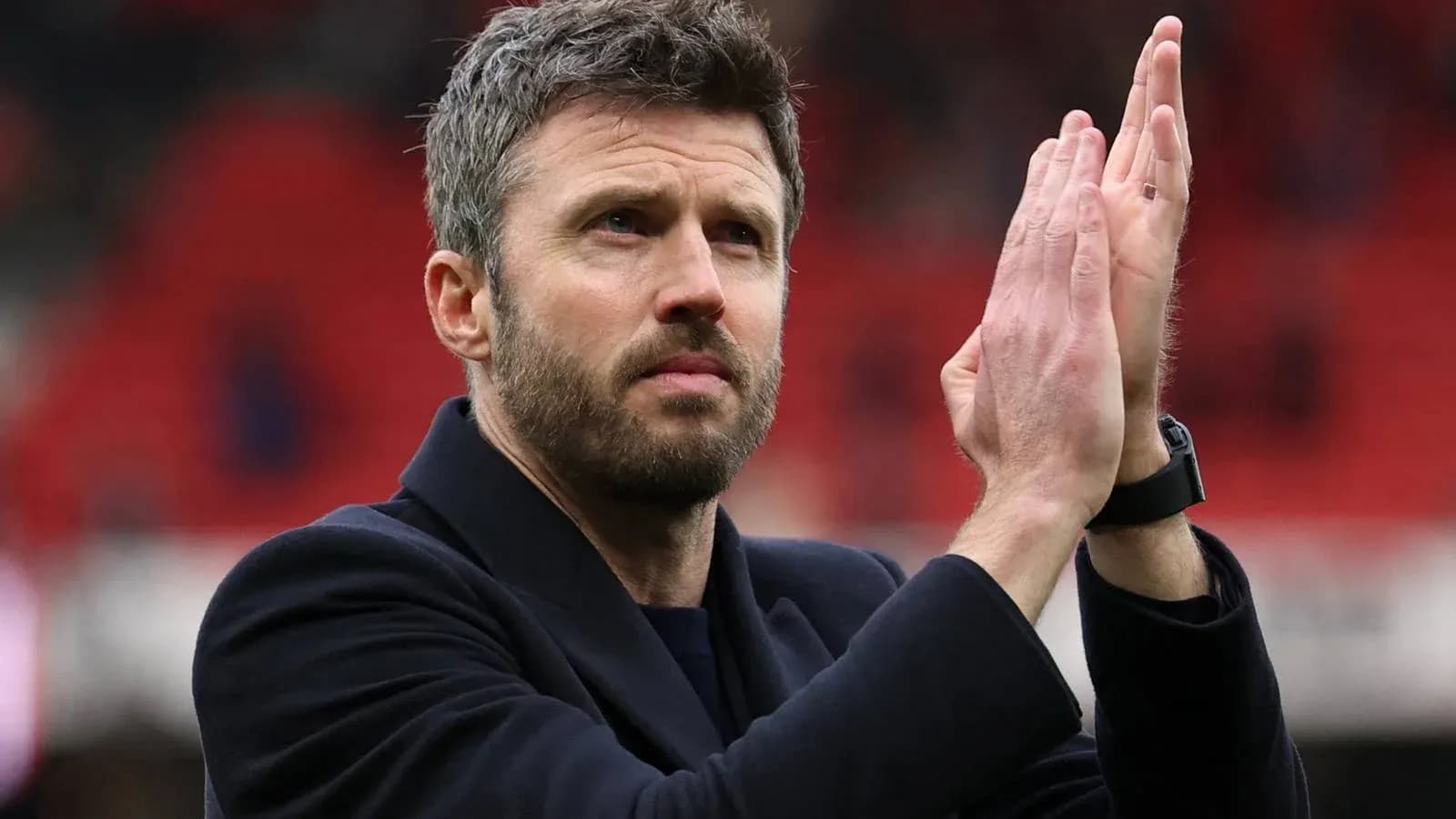 Entraîneur applaudissant après un match au stade