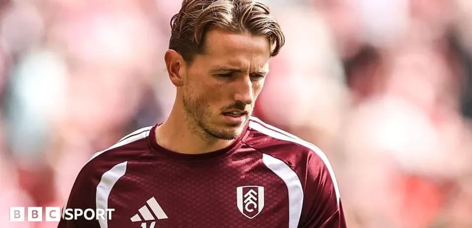 Joueur de Fulham en tenue d'échauffement sur le terrain