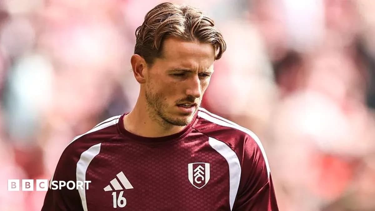 Joueur de Fulham en tenue d'échauffement sur le terrain