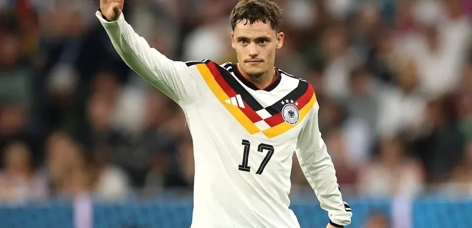 Joueur allemand levant la main sur le terrain