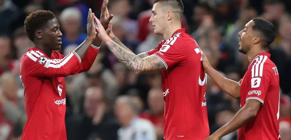 Joueurs de Manchester United célébrant un but ensemble