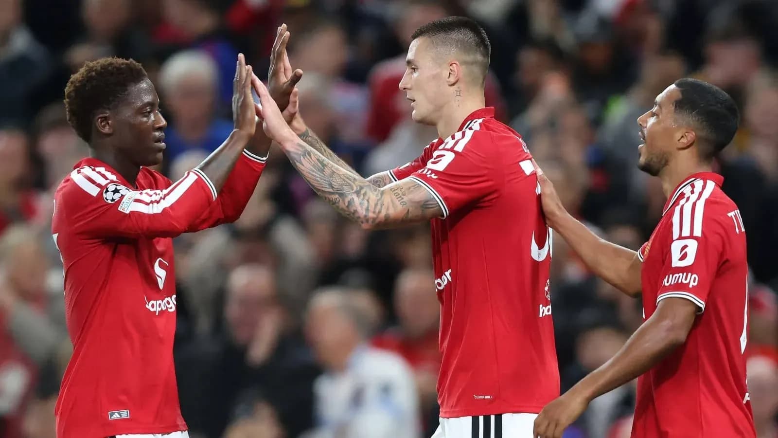 Joueurs de Manchester United célébrant un but ensemble