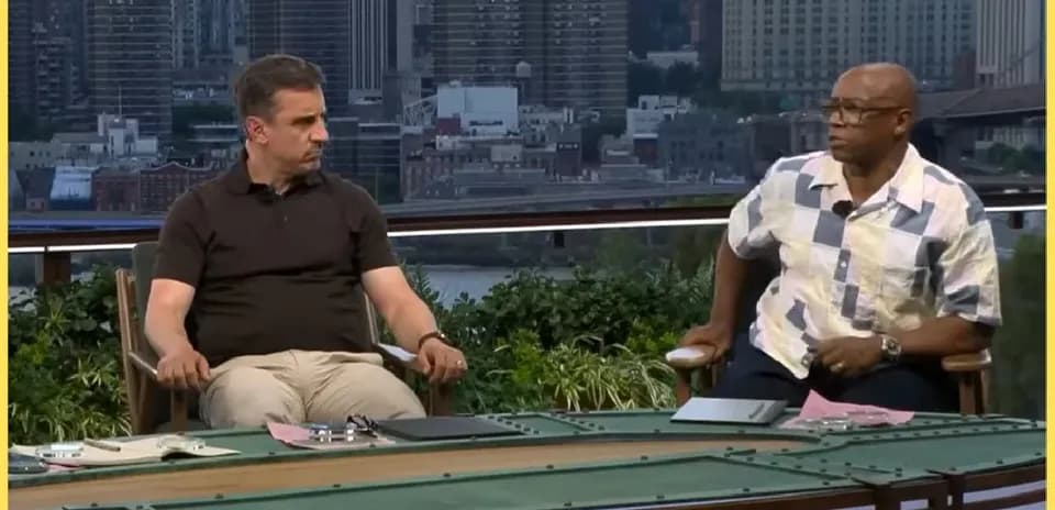 Deux commentateurs en discussion sur un plateau extérieur