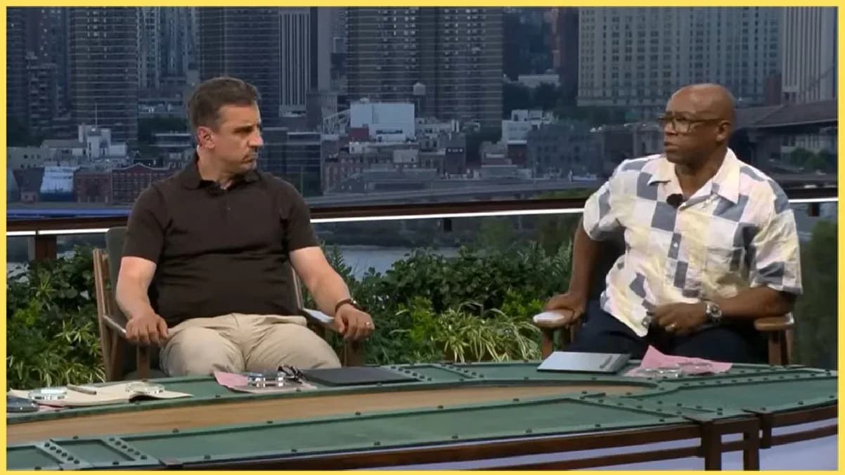 Deux commentateurs en discussion sur un plateau extérieur