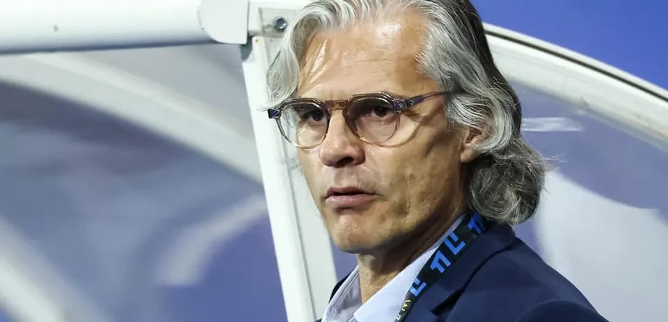 Entraîneur observant le match depuis le banc