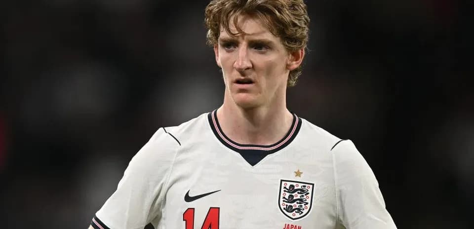 Joueur anglais en maillot blanc sur le terrain