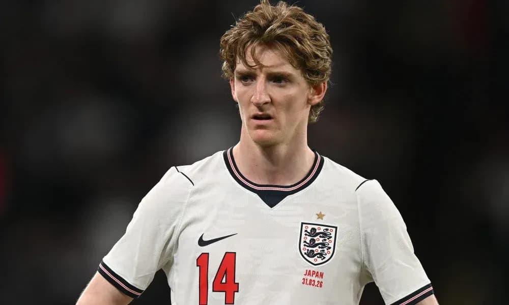 Joueur anglais en maillot blanc sur le terrain