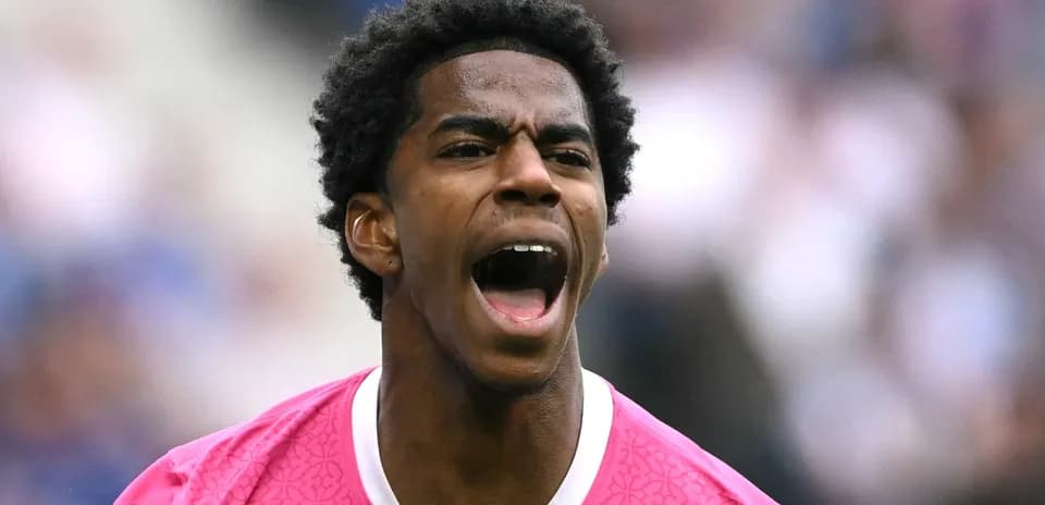 Joueur de football criant en tenue rose