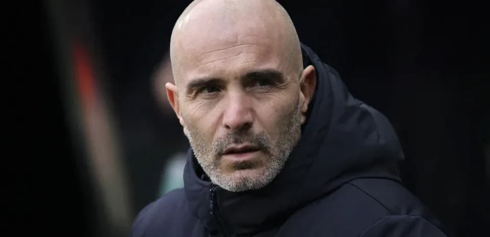 Entraîneur observant le match depuis le banc