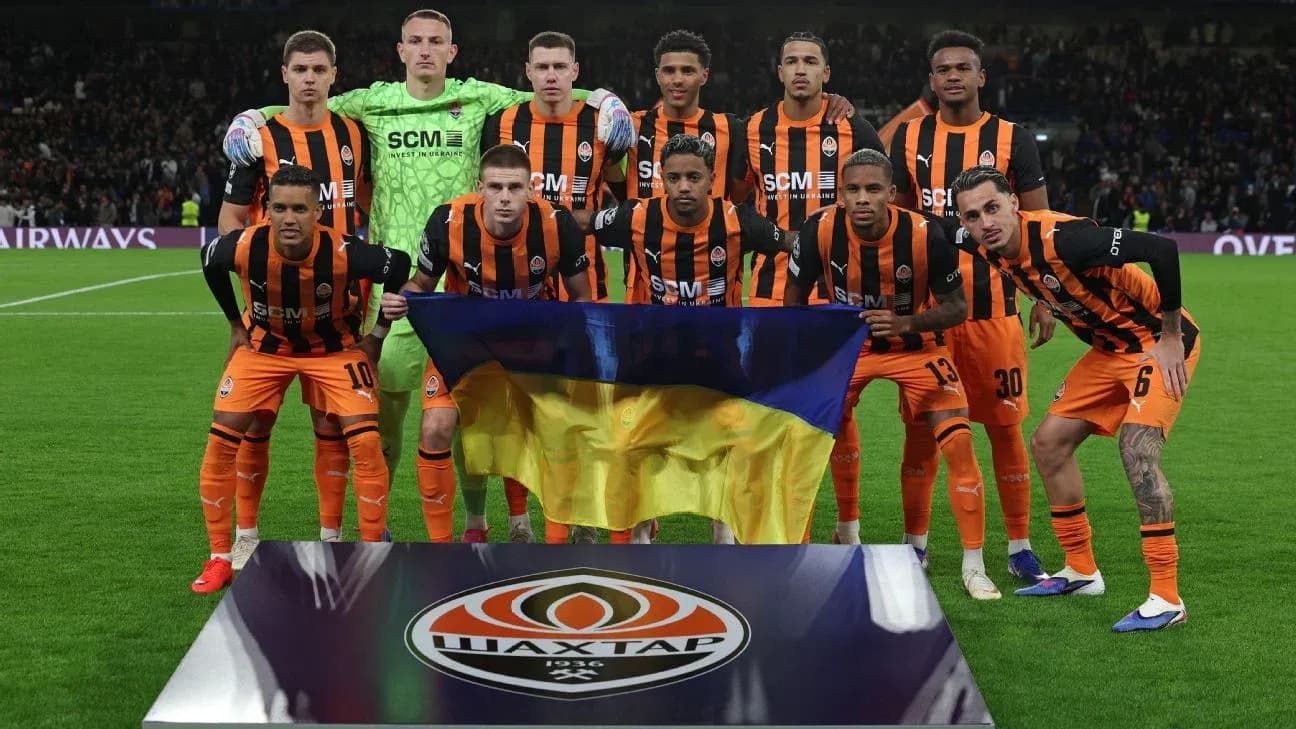 Équipe de Shakhtar Donetsk avec drapeau ukrainien