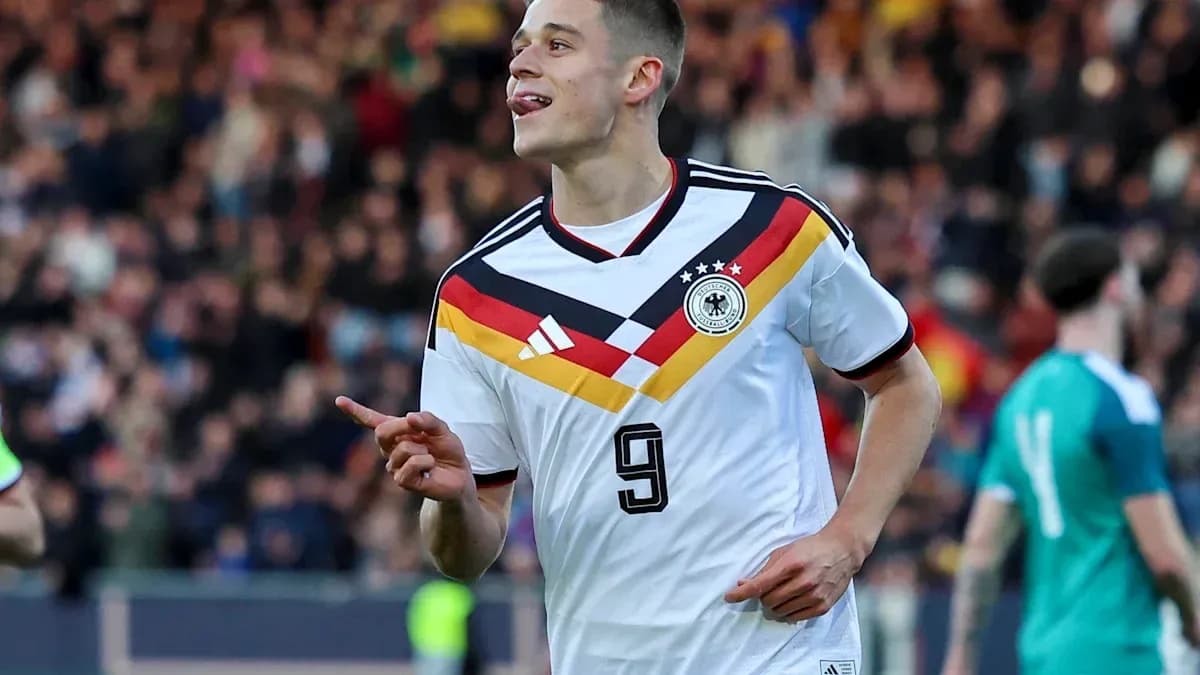 Joueur de l'Allemagne célébrant un but sur le terrain