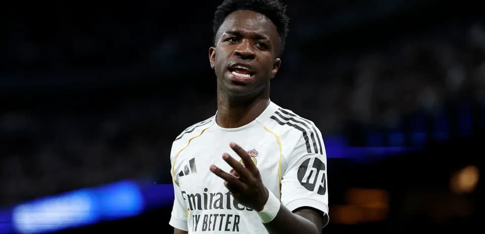 Joueur de football en maillot du Real Madrid discutant
