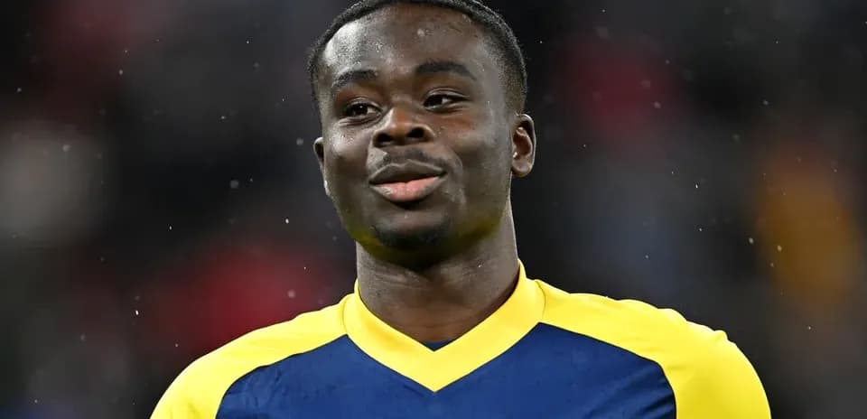 Joueur portant un maillot d'Arsenal lors du match