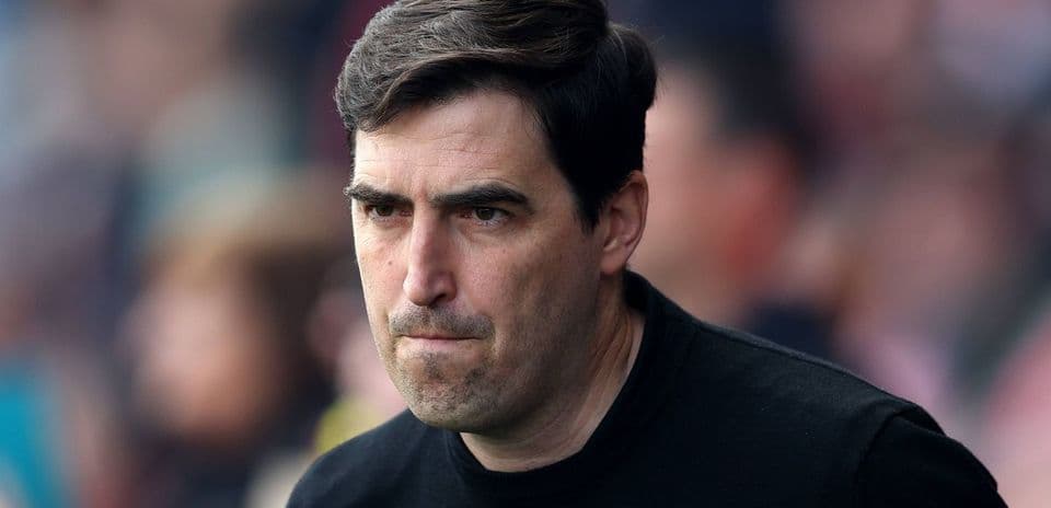 Entraîneur observant le match depuis la touche