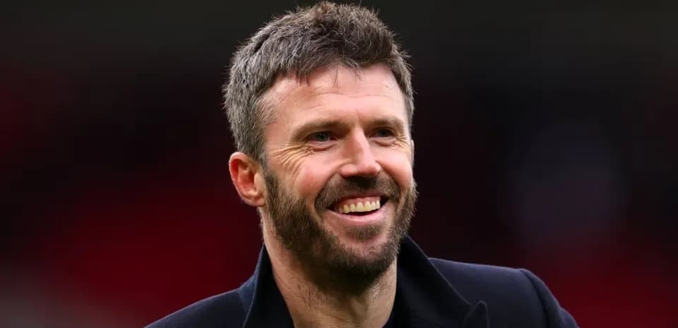 Entraîneur souriant sur le terrain de football