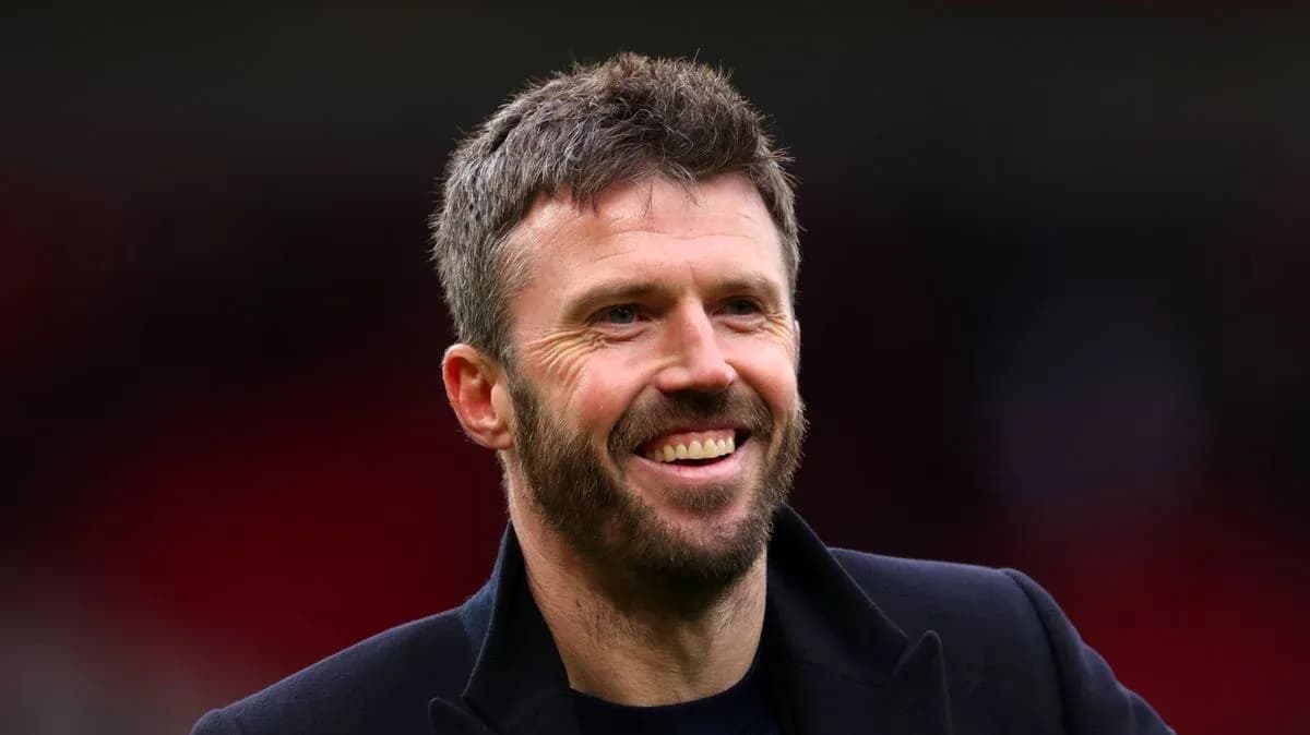 Entraîneur souriant sur le terrain de football