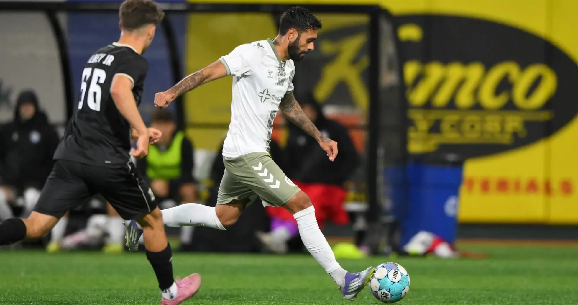Joueur en action avec le ballon lors du match