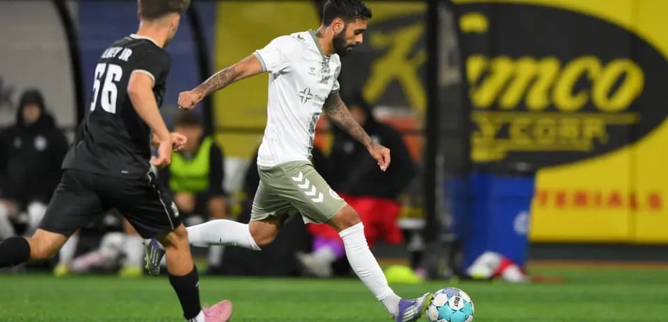 Joueur en action avec le ballon lors du match