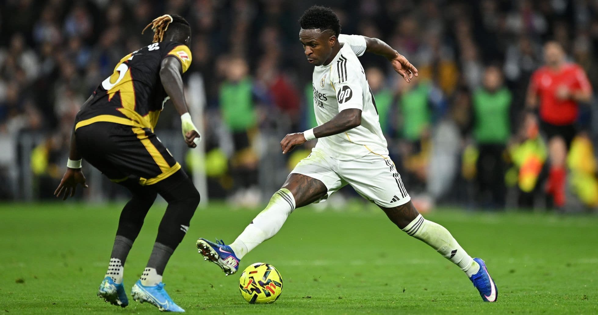 Vinícius dribbles past un défenseur pendant le match