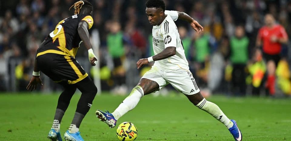 Vinícius dribbles past un défenseur pendant le match