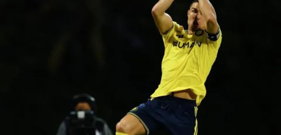 Joueur célébrant un but avec les bras levés