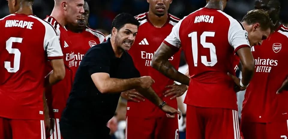 Entraîneur donnant des instructions à l'équipe d'Arsenal