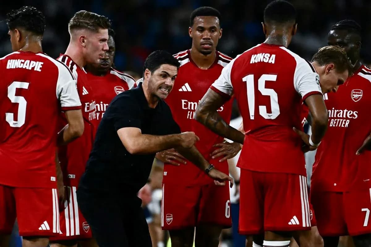 Entraîneur donnant des instructions à l'équipe d'Arsenal