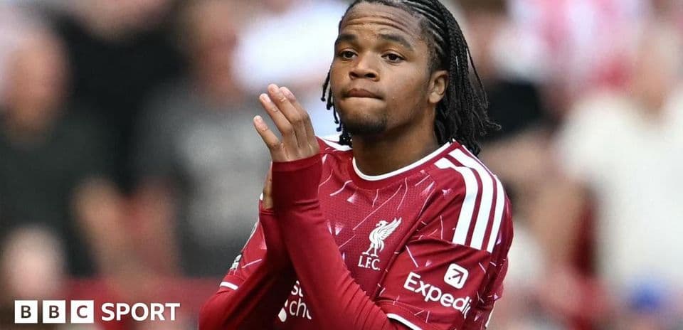 Joueur de Liverpool applaudissant sur le terrain