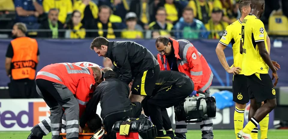 Secours médical autour d'un joueur blessé sur le terrain