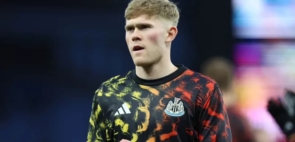 Joueur de Newcastle en tenue d'échauffement sur le terrain