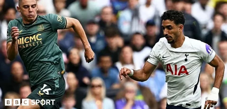 Deux joueurs courant après le ballon lors du match