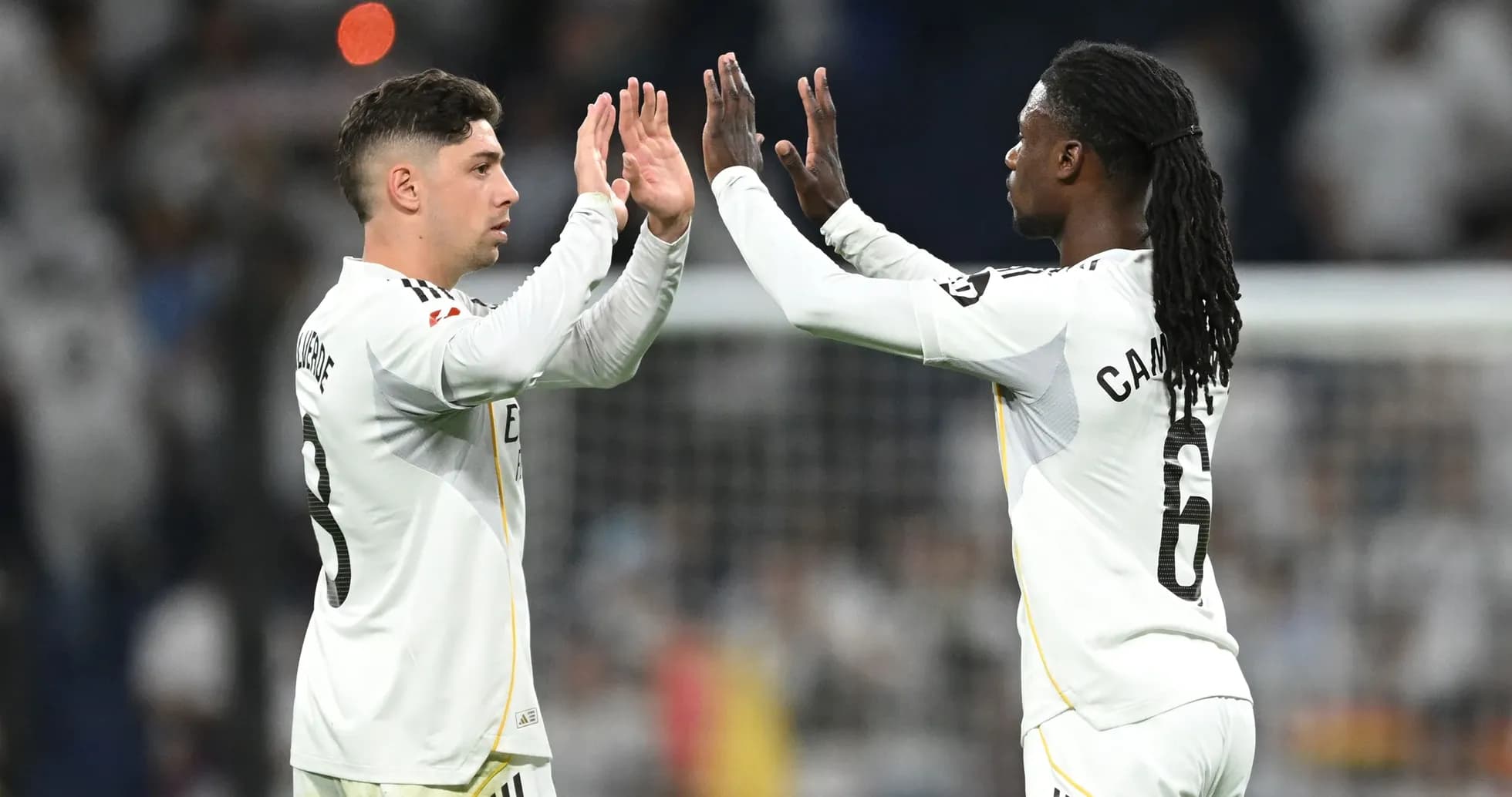 Deux joueurs se saluant sur le terrain
