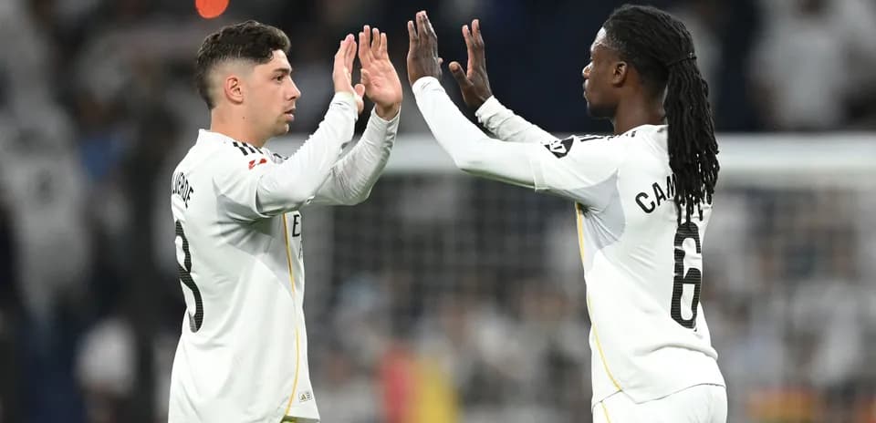 Deux joueurs se saluant sur le terrain