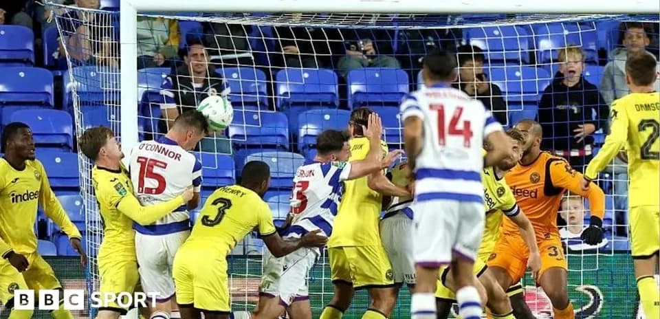 Joueurs disputant un ballon près du but
