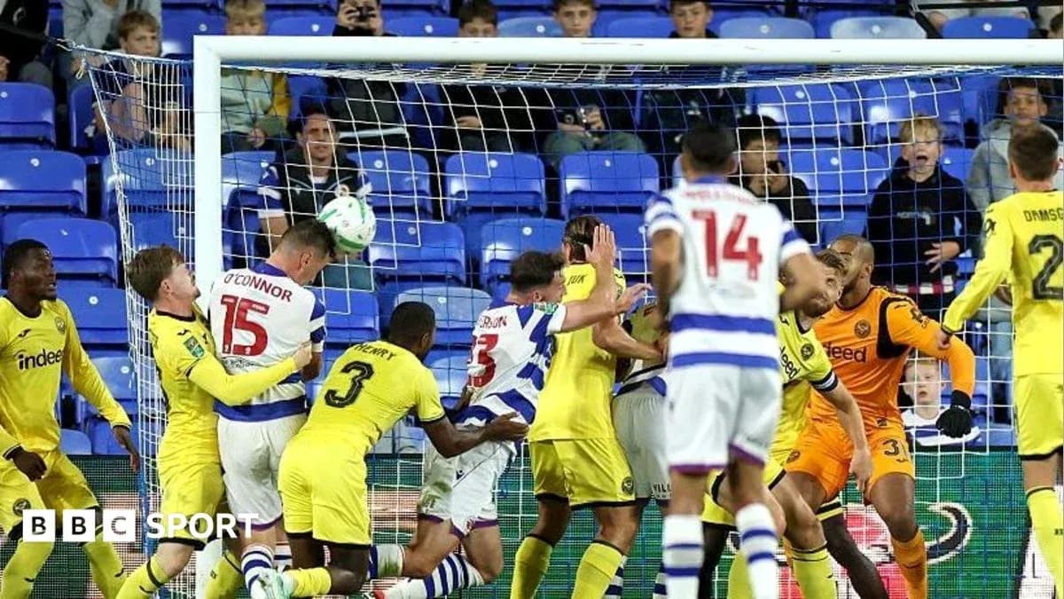 Joueurs disputant un ballon près du but