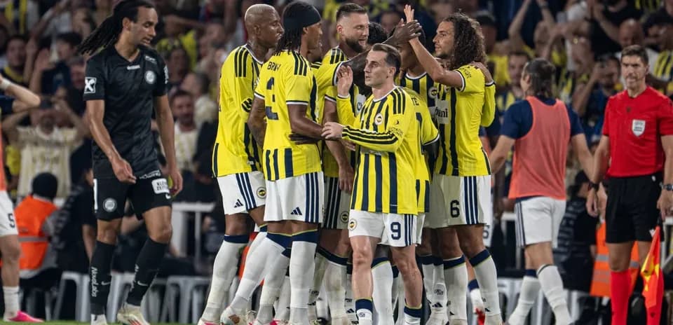Joueurs de Fenerbahçe célébrant un but
