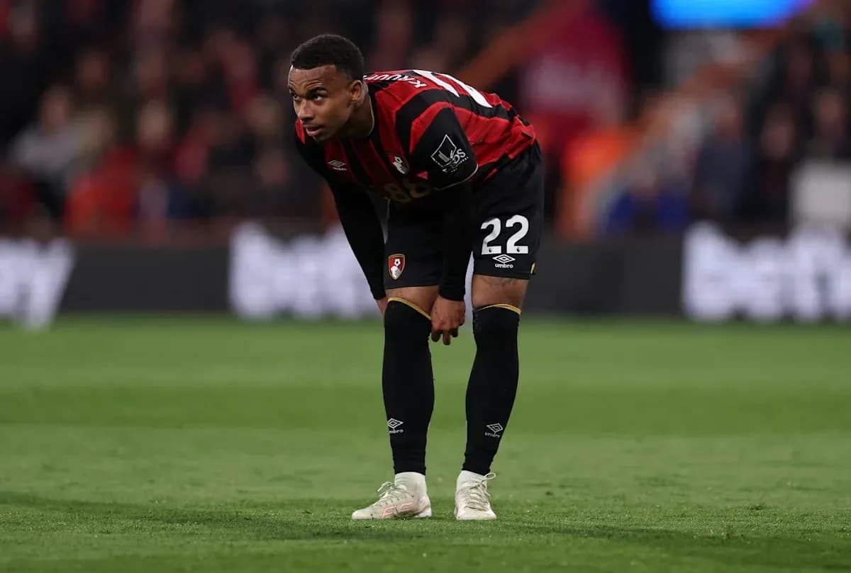 Joueur de Bournemouth se penchant sur le terrain