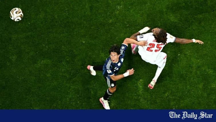 Joueur japonais dribblant un défenseur suisse