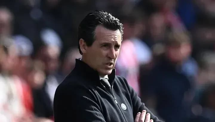 Entraîneur observant le match depuis la touche