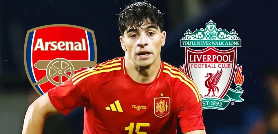 Joueur espagnol en maillot rouge avec logos d'Arsenal et Liverpool
