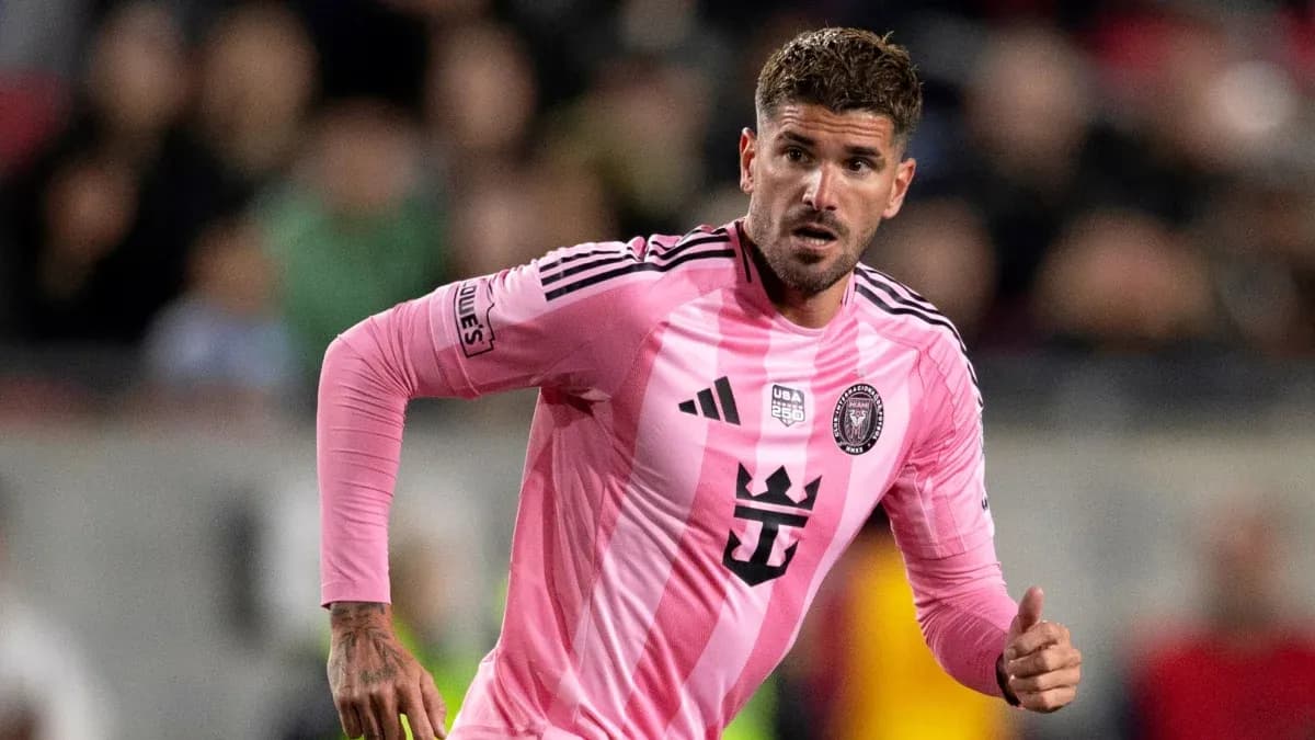 Joueur en maillot rose courant sur le terrain