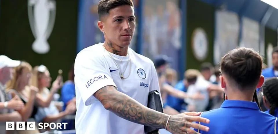 Joueur de Chelsea serrant la main d'un fan