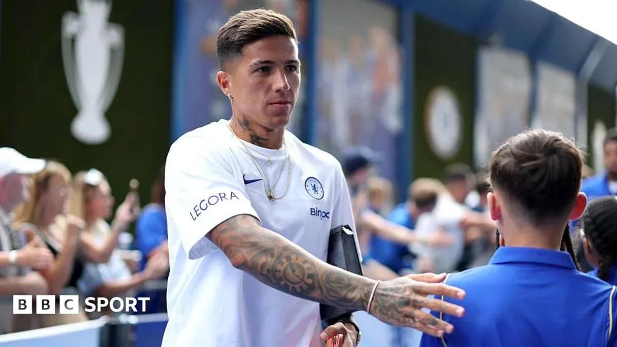 Joueur de Chelsea serrant la main d'un fan