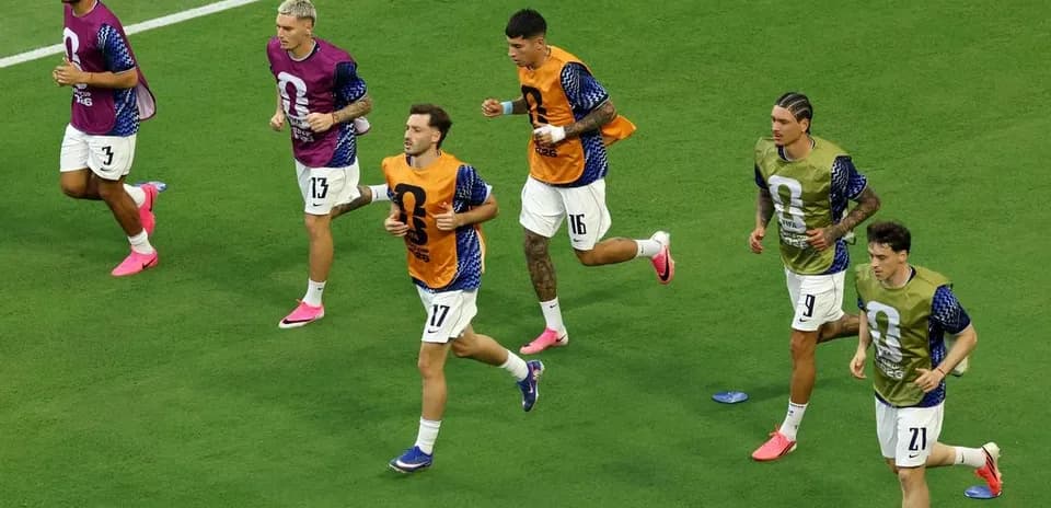Joueurs de football s'échauffant avant le match