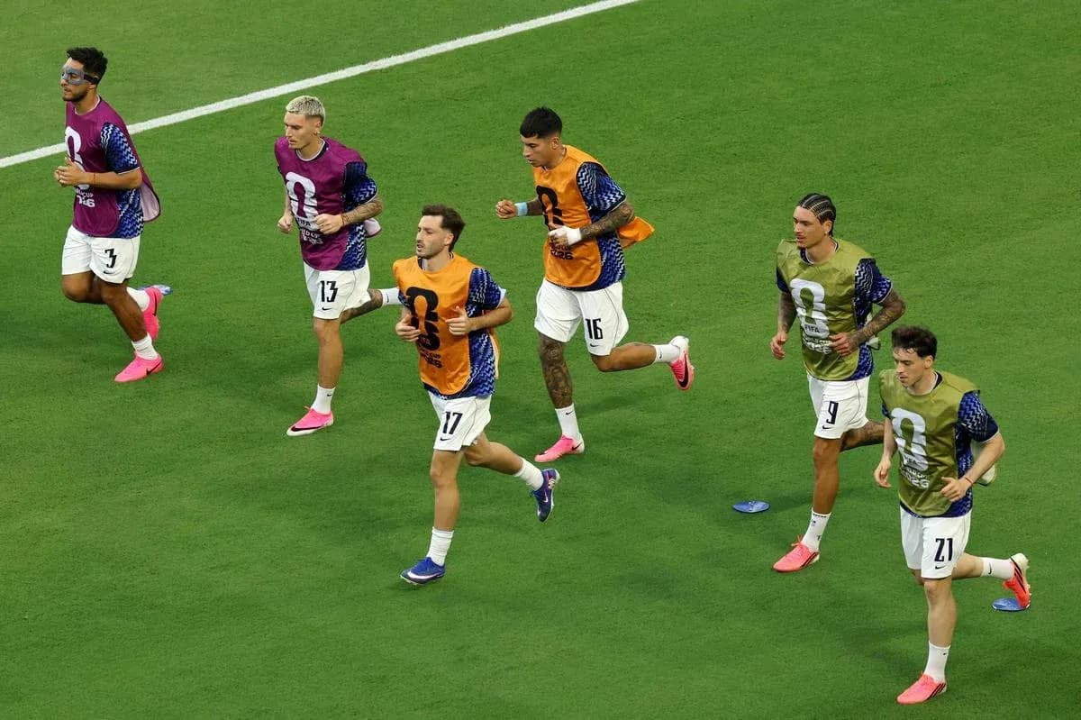 Joueurs de football s'échauffant avant le match