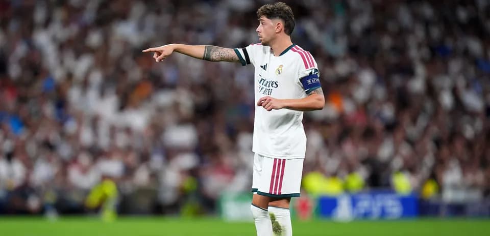 Joueur de Real Madrid donnant des instructions sur le terrain