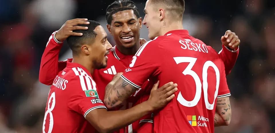 Joueurs célébrant un but ensemble sur le terrain