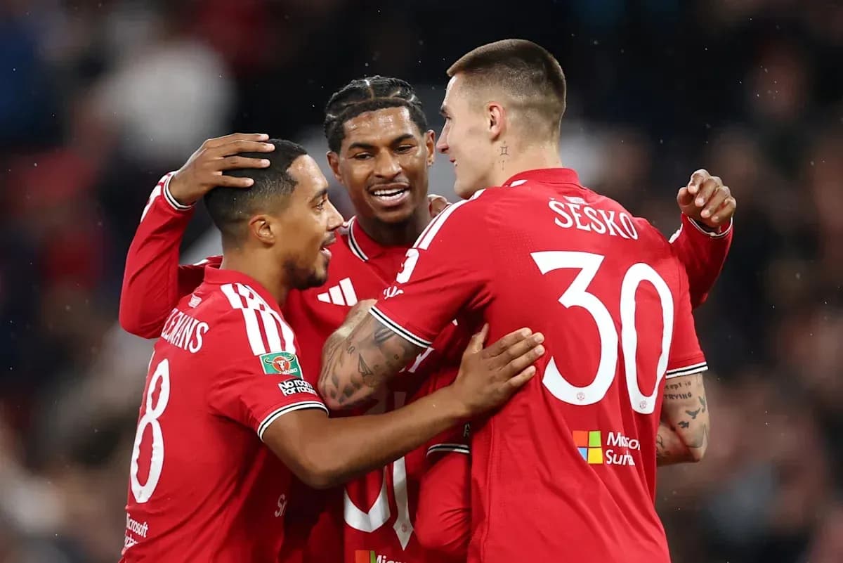 Joueurs célébrant un but ensemble sur le terrain