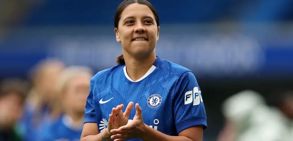 Joueuse de Chelsea applaudissant sur le terrain